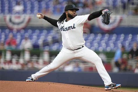 Cueto exits early with injury after rough Marlins debut